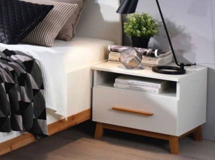 Set 2 noptiere cu 1 sertar si spatiu liber CARLSSON 47x41x44cm alb alpin, picioare si manere stejar