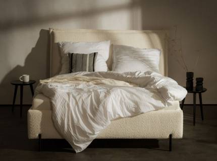 Pat tapitat cu somiera si spatiu pentru depozitare FERRO 140/ 160/ 180cm personalizabil, picioare negre